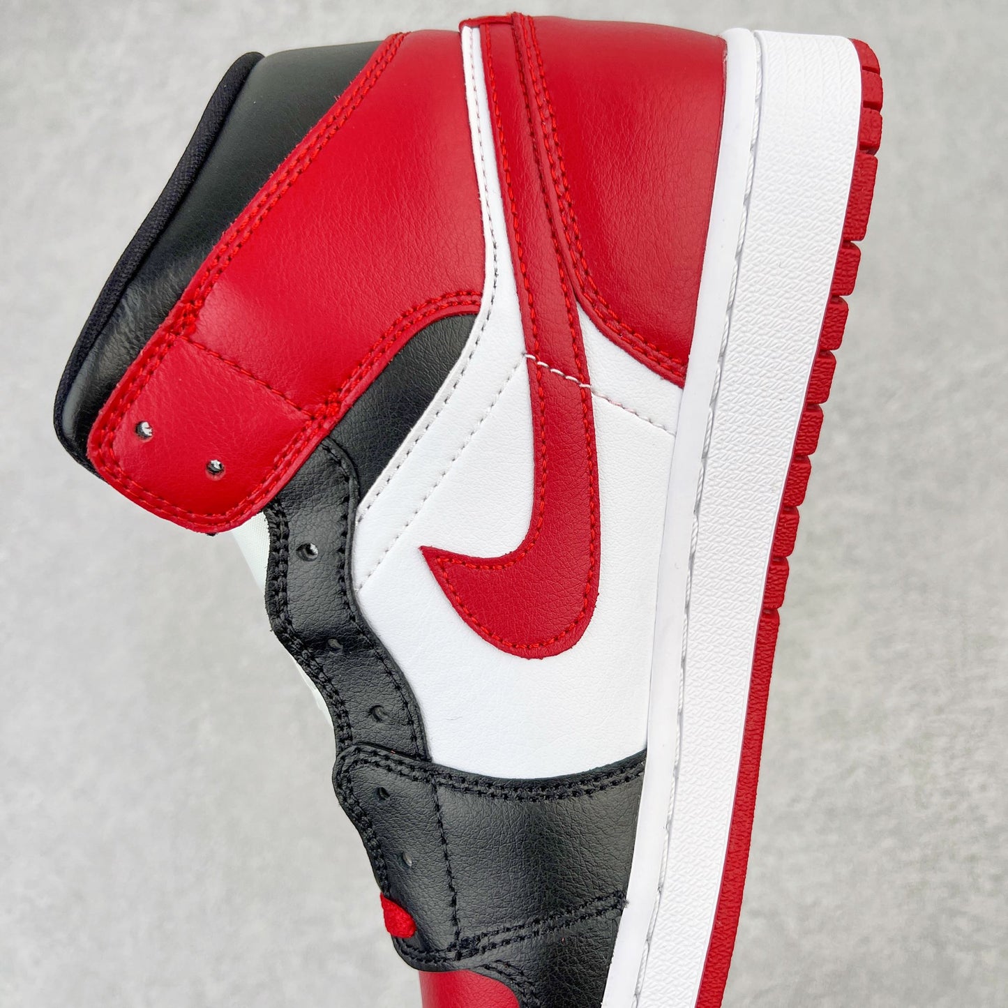 Air Jordan 1 Mid Alternate Bred Toe