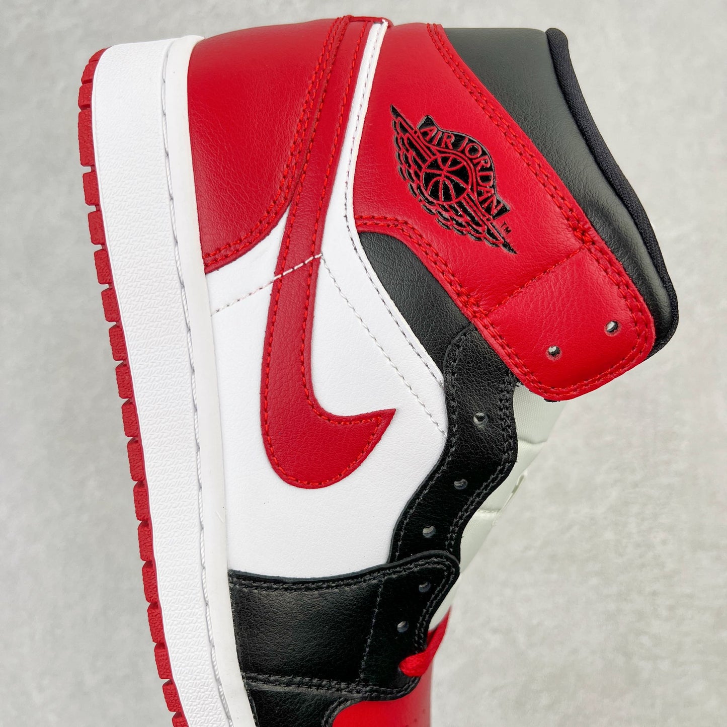 Air Jordan 1 Mid Alternate Bred Toe