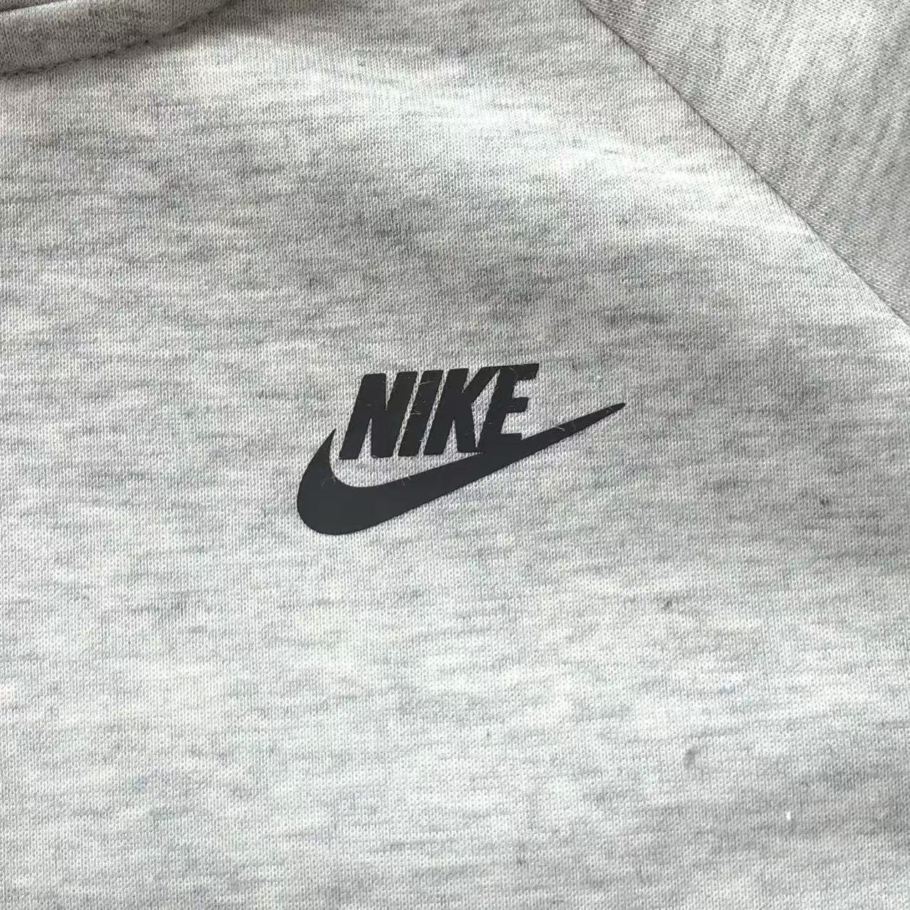 Conjunto de Moletom Nike Tech Fleece Cinza