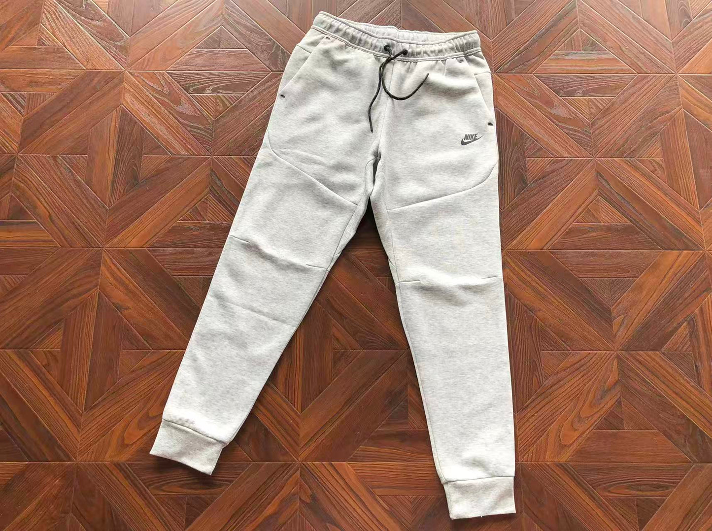 Conjunto de Moletom Nike Tech Fleece Cinza