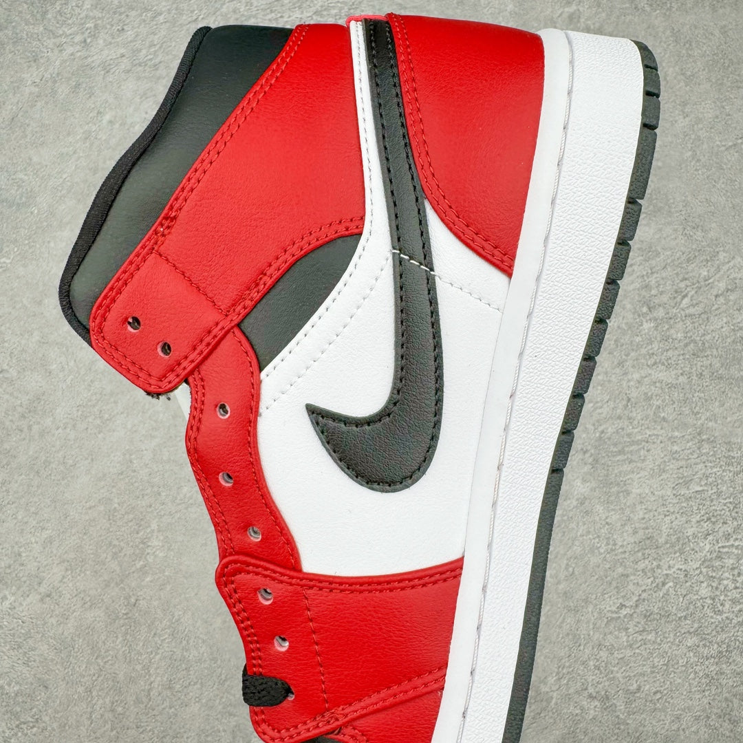 Air Jordan 1 Mid Chicago